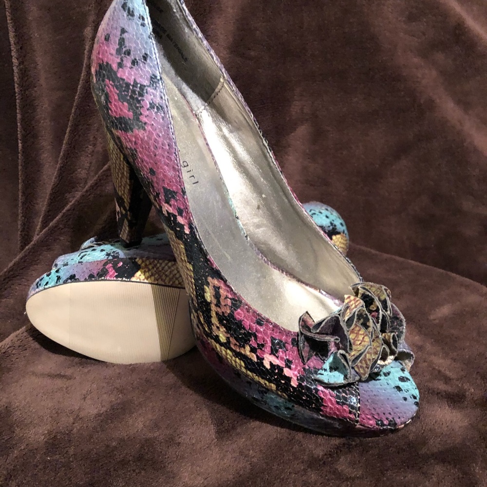 Madden girl rainbow snakeskin pomp’s